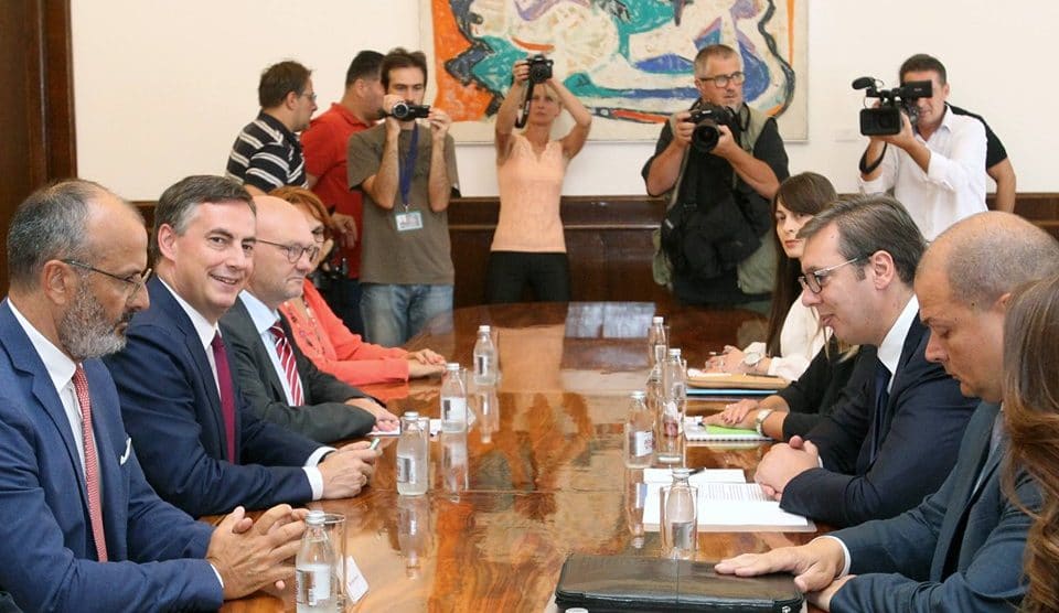Мекалистер у разговору са Вучићем похвалио напредак у функционисању српског парламента?!?