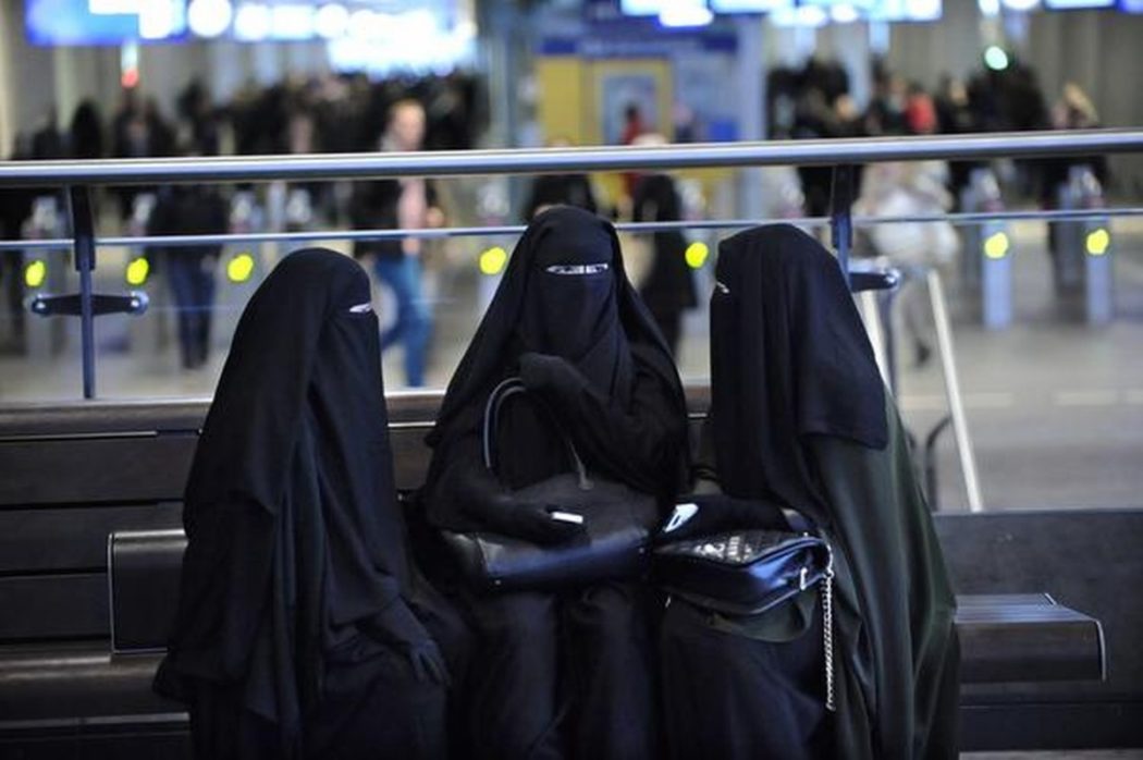 Холандија забранила бурке и хиџаб у јавним зградама
