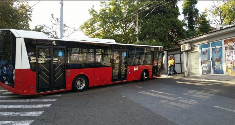 ВЕСИЋЕВИ АУТОБУСИ: Нови удес турског аутобуса, закуцао се у стуб, опет исти квар!