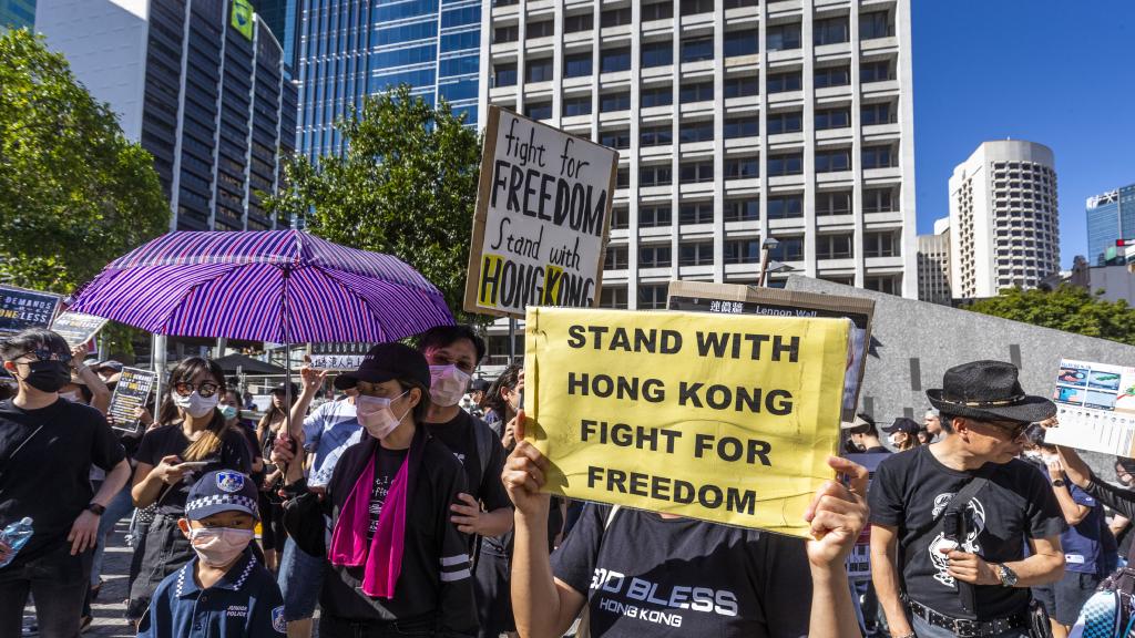 Мали улични рат: У Хонгконгу се пуцало и гуменим и правим мецима (видео)