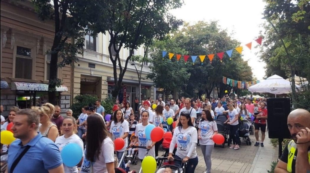 Парада беба и трудиница у Шабцу далеко масовнија од геј параде! (видео)