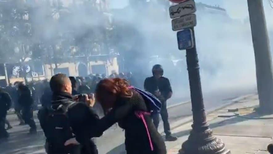 Париз: Полиција пендрецима и сузавцем на "жуте прслуке" (видео)