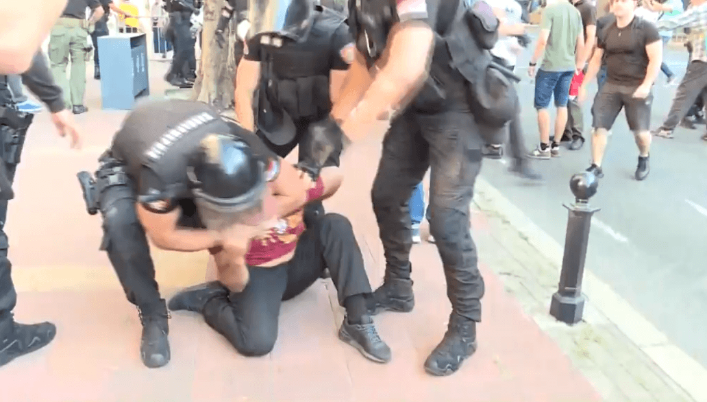 Полиција давила младића на Геј паради, па га бацали по бетону! „Гледај шта му раде бре“… (видео)