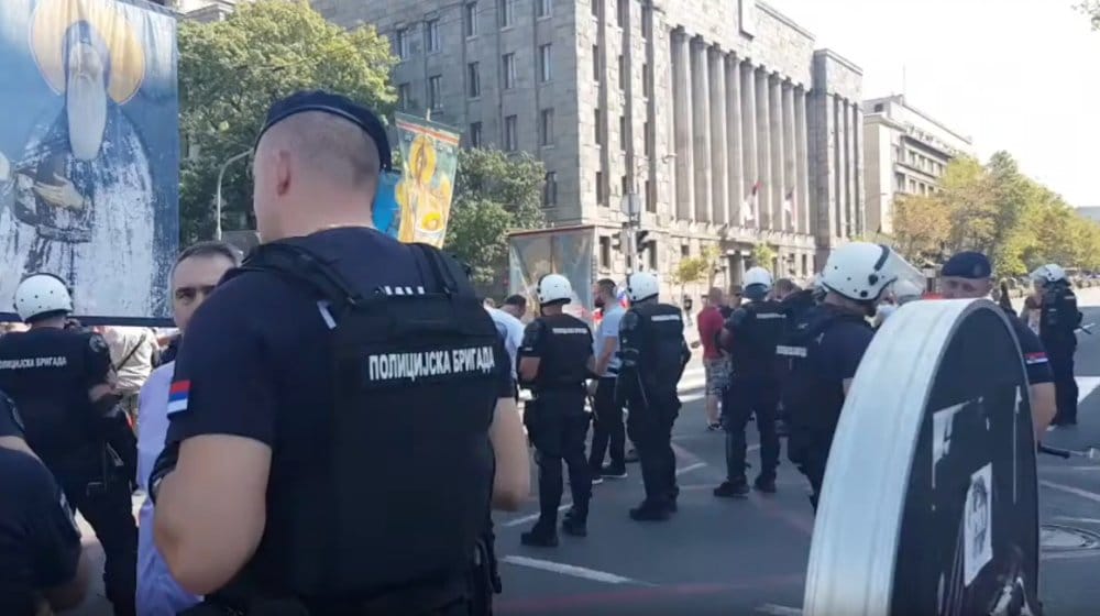 Полиција у центру Београда противзаконито блокирала Православну литију