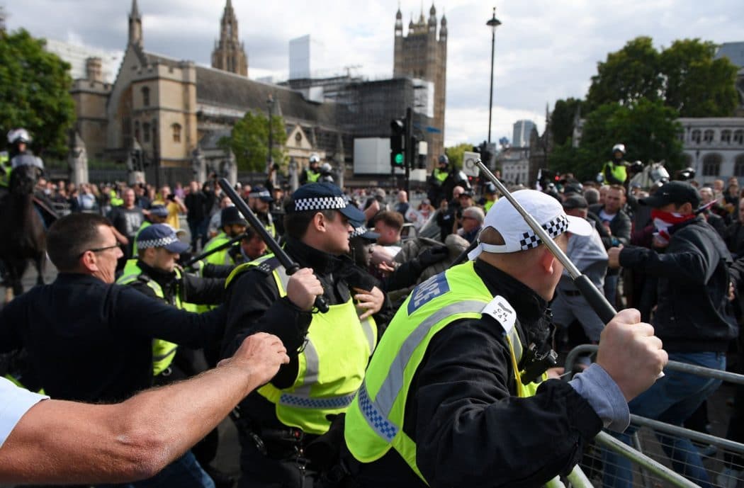 Нереди у Лондону: Десничари напали противнике Брегзита и полицију (видео)