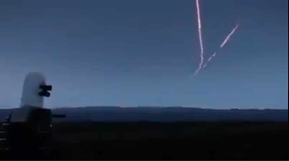 Сирија: Погледајте како Руси бране аеродром Хмејим од ракетног напада (видео)