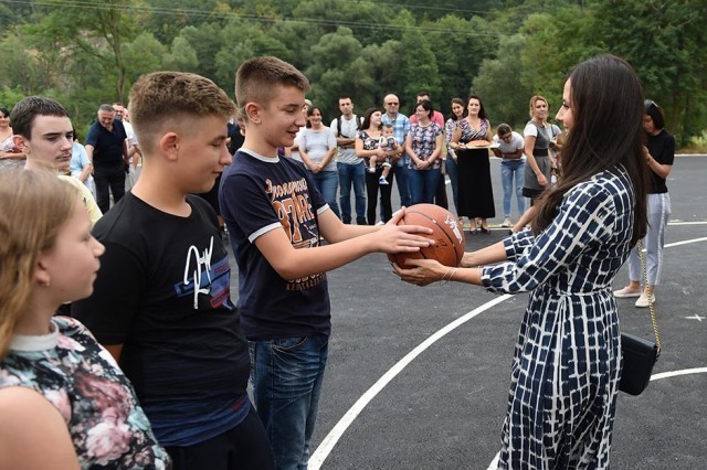 Тамара Вучић посетила школу и поклонила кошаркашке табле, сликала се па однела кошаркашке табле! (фото)