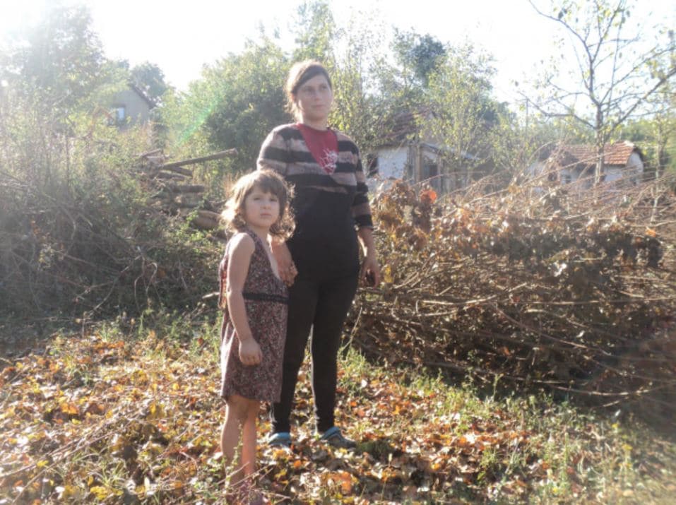 Србија: Мајка и петогодишња девојчица живе у трошној кући од блата (видео)