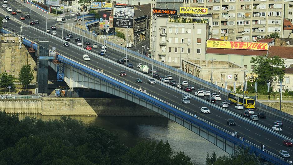 Цео Београд смрди на говна а напредњаци улупали 150 милиона динара на осветљење Бранковог моста!