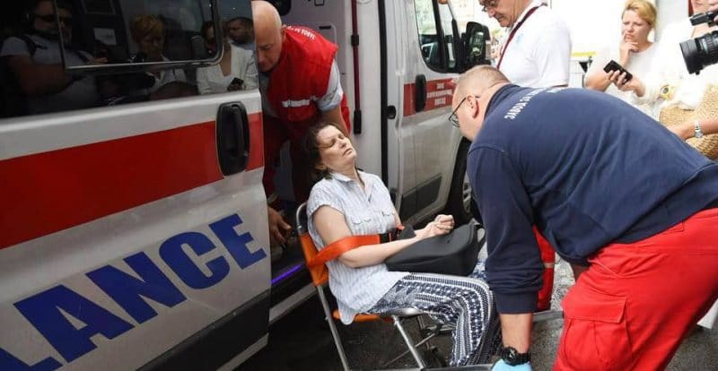 Полиција сломила жени руку приликом принудног исељења, везану је одвезли у хитну (фото)