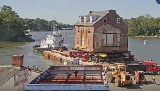 Кућа од 400 тона превезена реком на рестаурацију (видео)