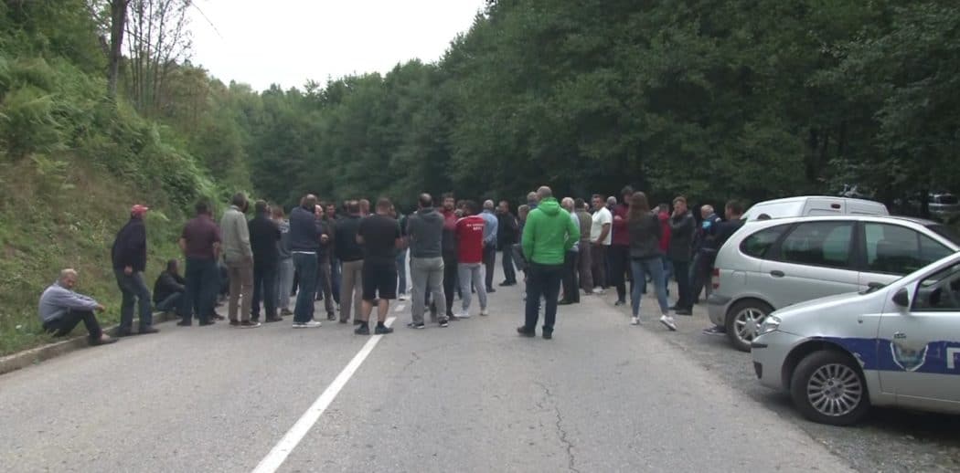 Радманово - протест и блокада пута због изградње минихе (видео)