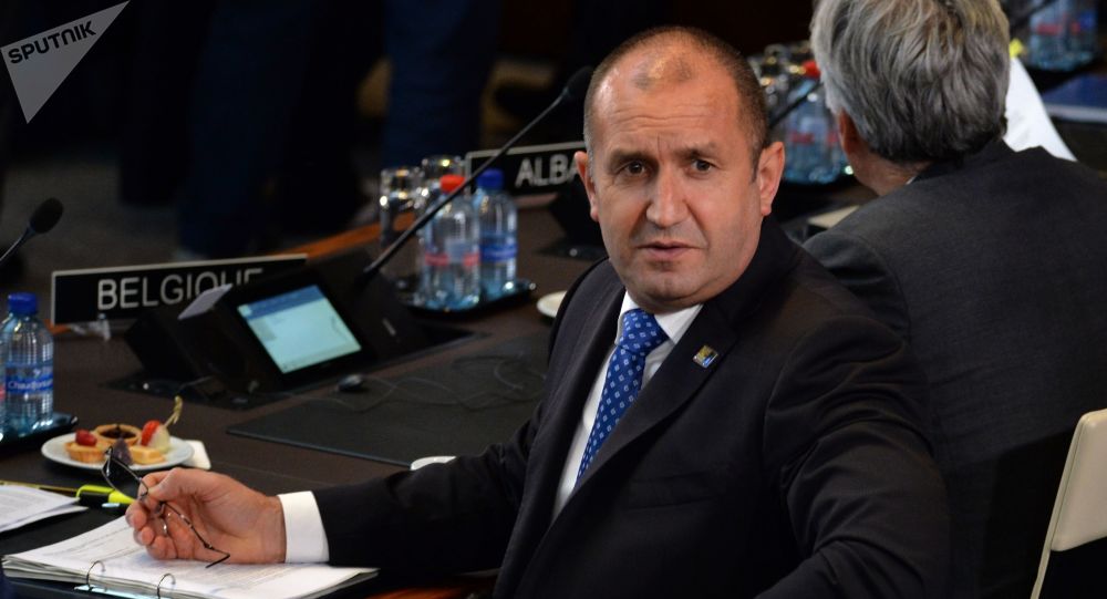 Председник Бугарске се пожалио да земљом управљају телефоном