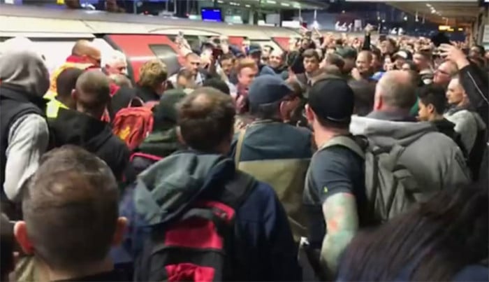 Климаћани најебали у Лондону, блокирали јутарњи воз и попушили личновање (видео)