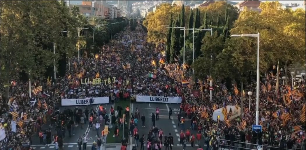 У Барселони опет демонстрирало најмање 400.000 Каталонаца (видео)