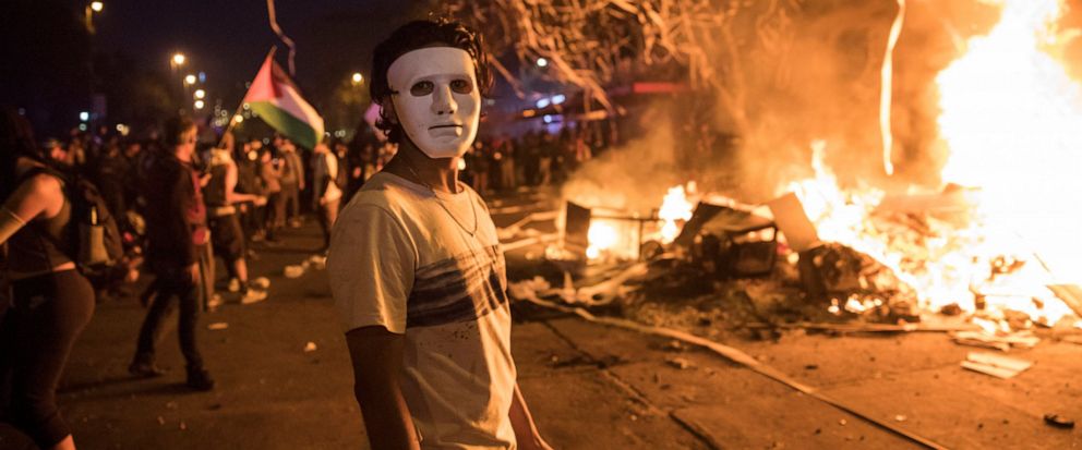 Чиле на ивици масовне побуне народа, жестоки протести и пљачке широм земље (видео)