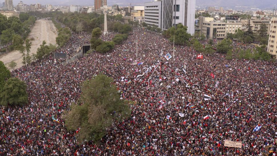 Око милион Чилеанаца у Сантјагу протестовало против владине политике (видео)