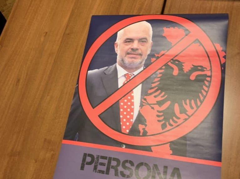 ШИПТАРСКА ОКУПАЦИЈА СРБИЈЕ! Полиција привела омладинце ДСС-а због плаката Едија Раме?! (фото)
