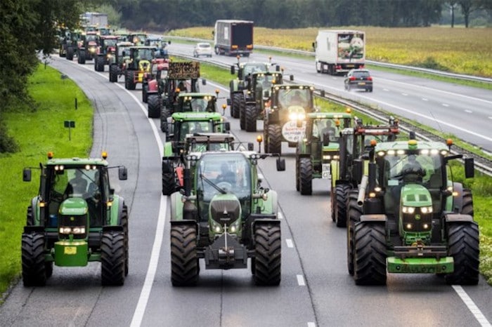 Хиљаде холандских пољопривредника блокирало је из протеста данас читаву Холандију (видео)