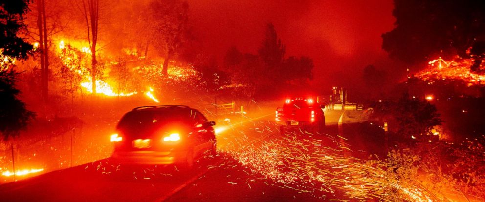 Калифорнија: Због масовних пожара наређена евакуација преко 50.000 људи (видео)