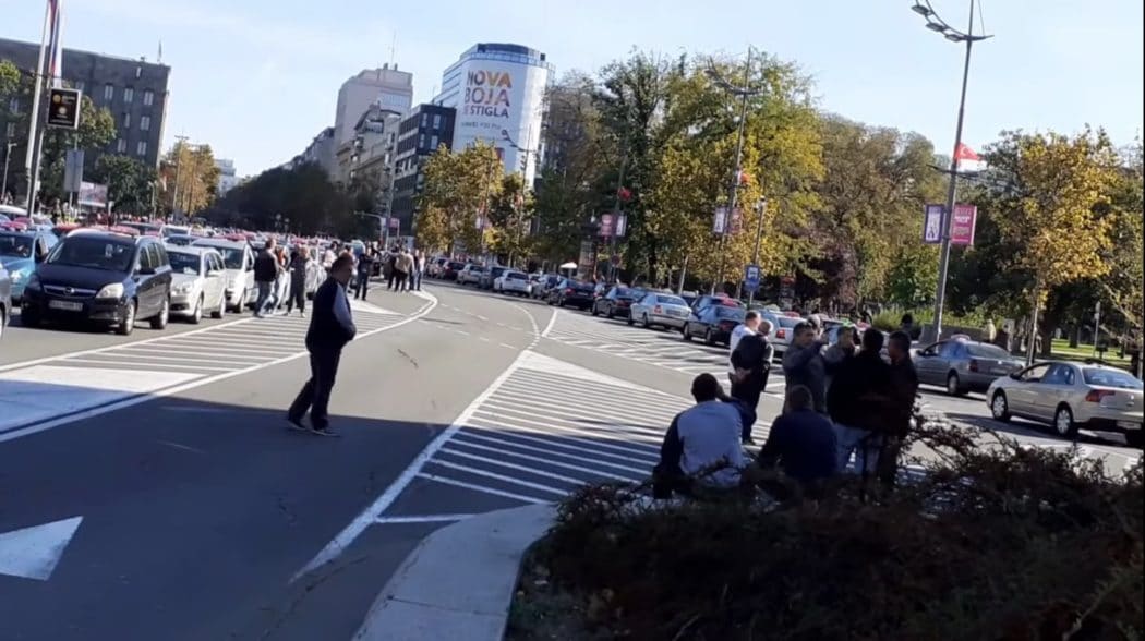 Полиција блокирала таксисте у Новом Саду, потпуни колапс у центру Београда (фото, видео)