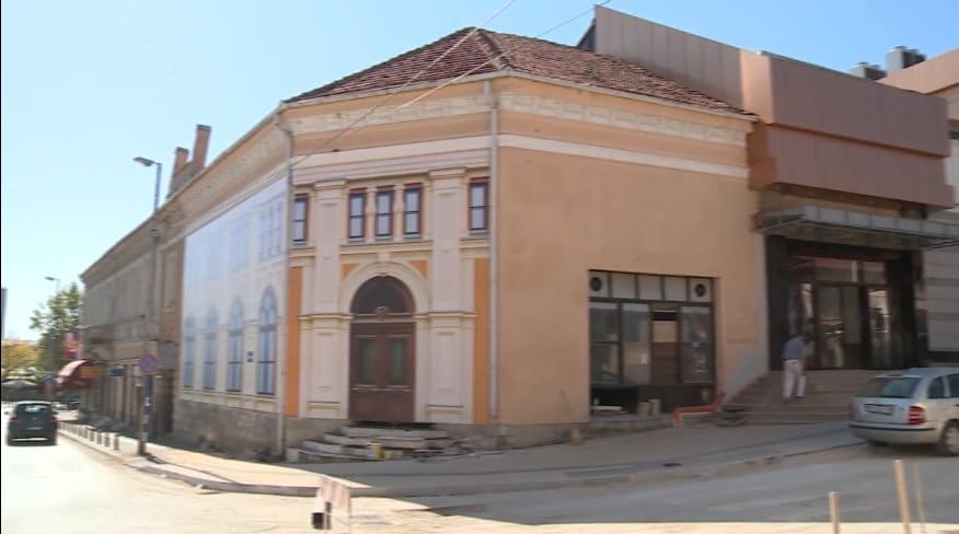 Врањска Потемкинова села - тапете на оронулој згради због доласка Вучића (фото)