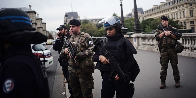 У Паризу убијена четворица полицајаца, ликвидиран нападач (видео)