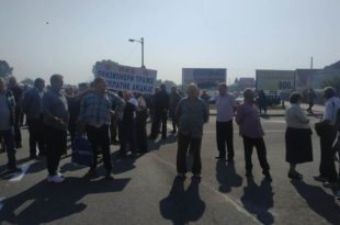 Бивши радници ПKБ-а блокирали Зрењанински пут, траже исплату акција за које су ускраћени
