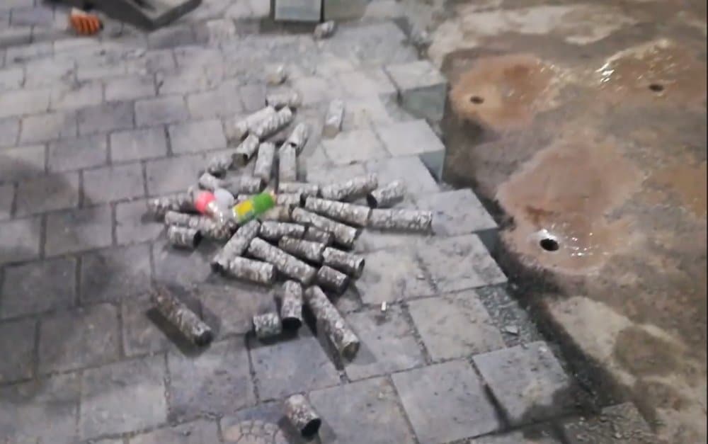 Коцке које су поставили на Тргу Републике поново скидали да би направили скарабуџену дренажу (видео)