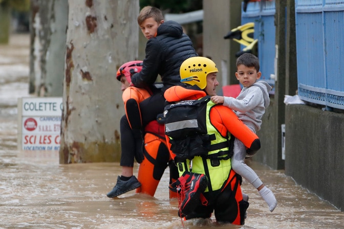 Олује и поплаве на југу Француске, три особе настрадале (видео)