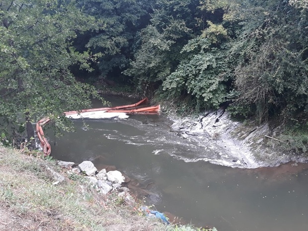Нова еколошка катастрофа у Ивањици: Моравицом опет плива мазут