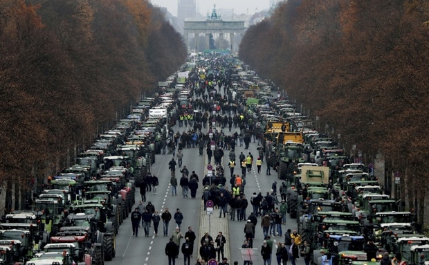 Берлин под блокадом: Бесни сељаци са тракторима „окупирали“ Бранденбуршку капију (видео)