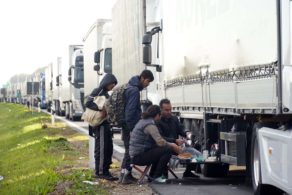 Батровци: Мигранти ножевима напали камионџије како би их превезли преко границе