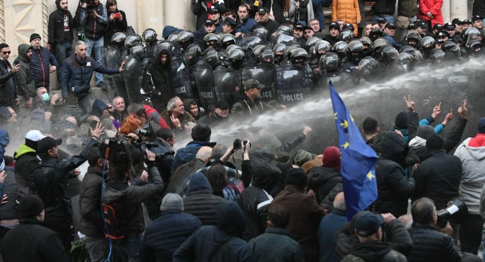 Специјалне снаге полиције растурају демонстранте у Тбилисију (видео)