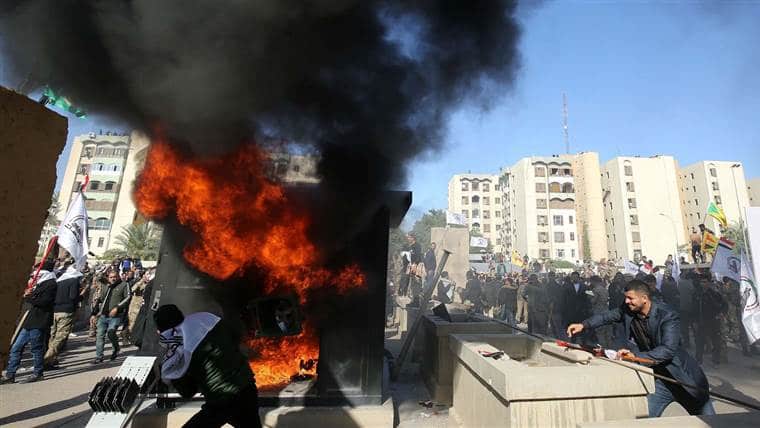 Демонстранти упали у америчку амбасаду у Ираку (фото, видео)