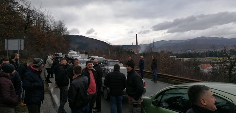 Српско братство Васојевића код Берана блокирало путне комуникације у знак протеста