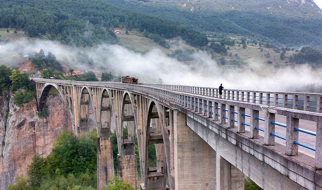 Блокиран магистрални пут М6 и чувени мост преко Ђурђевића Таре