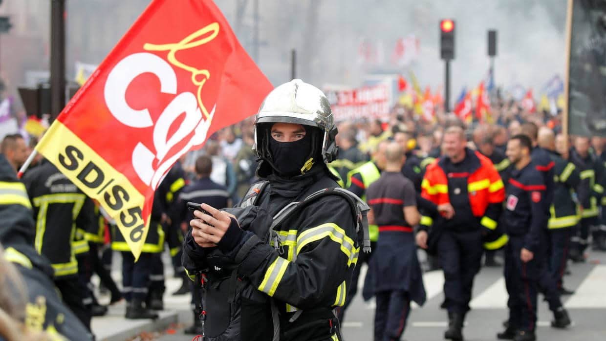 Полицајци против ватрогасаца: Снимак који француски режим крије од светске јавности (видео)