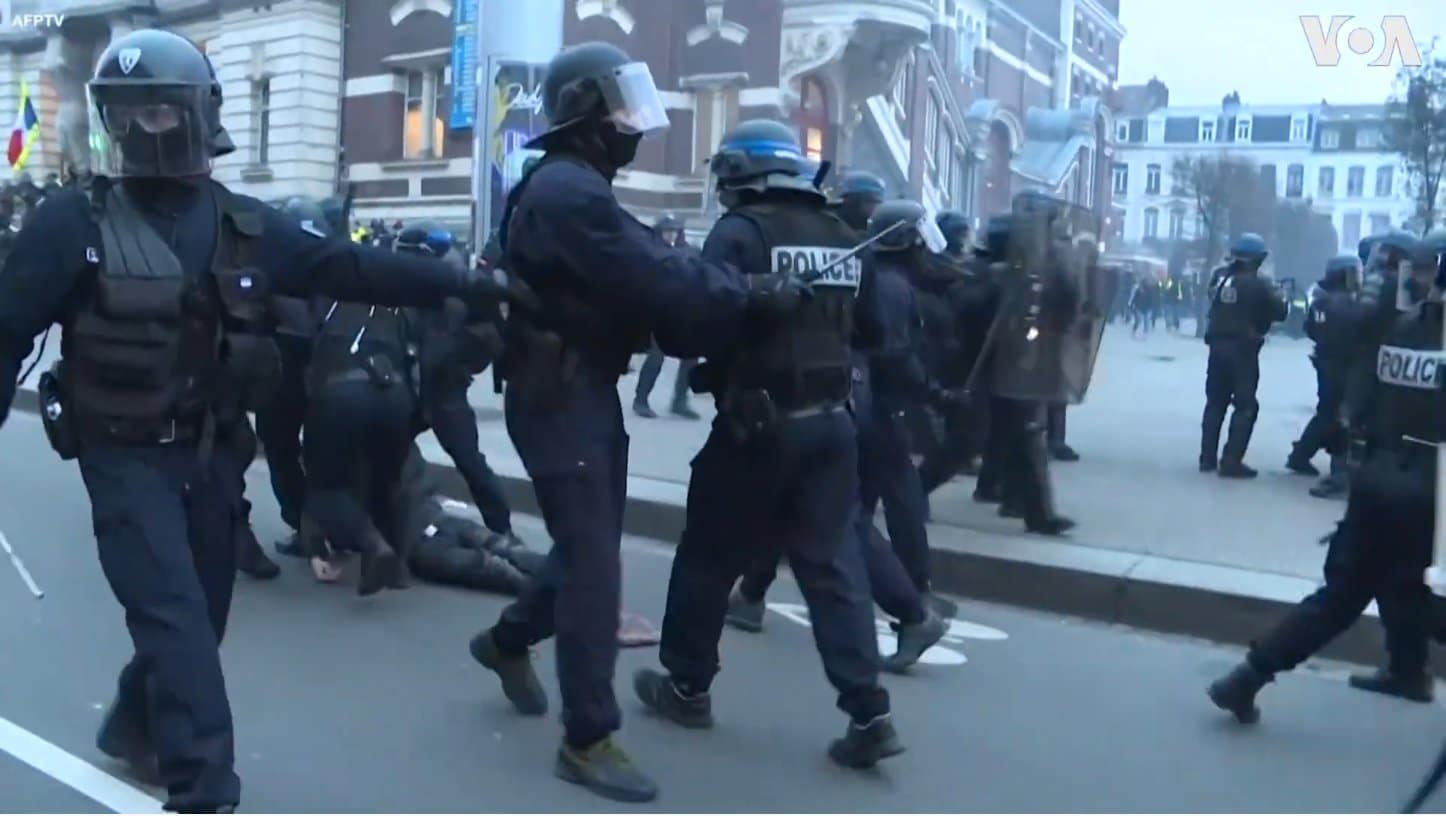 Хаос у Француској: Осми дан штрајка због реформе пензионог система (видео)