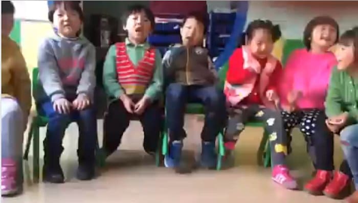 Деца Кине на српском узвраћају поздраве Александру Вучићу (видео)