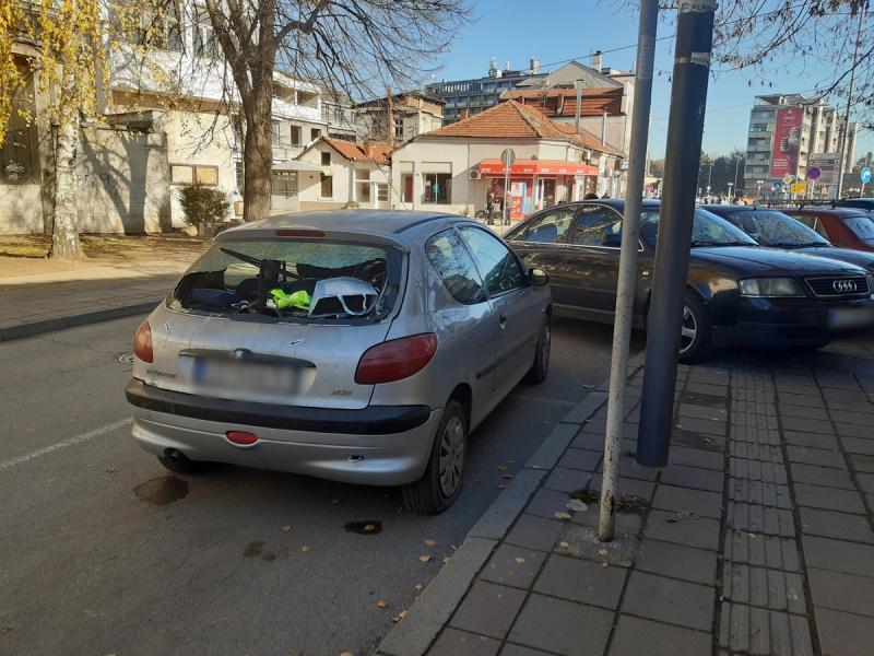 Експлозија у центру Лесковца: Оштећена три аутомобила, полупани излози
