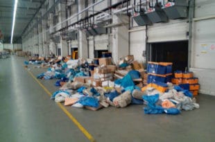 Земун: Радници запослени у "Пошти" у главном дистрибутивном центру у Земуну почели штрајк (видео)