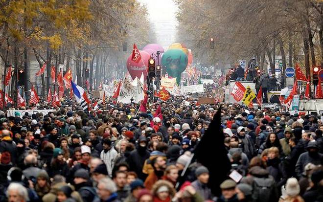 Француска: Наставља се штрајк, Макрон се не оглашава (видео)