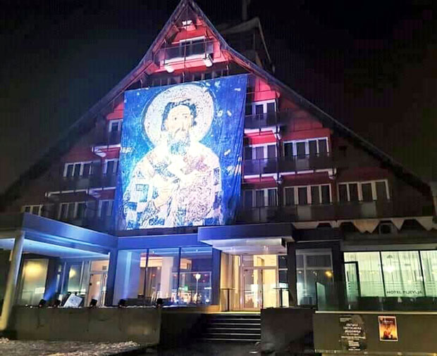 Милов oдборник у Пљевљима на свој хотел окачио БИЛБОРД са иконом Светог Саве (ФОТО)