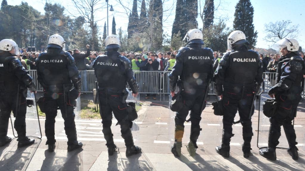 МИЛОВ РЕЖИМ У ВЕЛИКОМ ПРОБЛЕМУ: 80 посто полицајаца одбило наређење, командири у Подгорици дају отказе