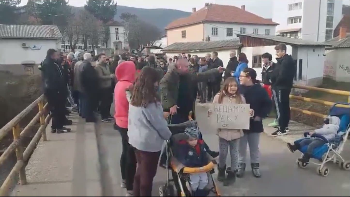 Мештани стали у одбрану реке: Протест због изградње мини хидроцентрала у селу Злот (видео)