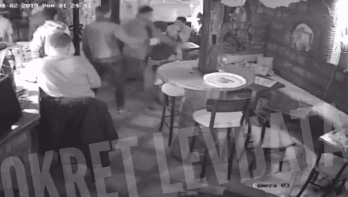 Обреновчани избацили мигранта из кафића, напад на конобаре и ударање главом у сто! (видео)