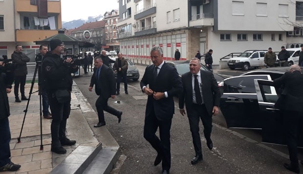 Фијаско председника Црне Горе: Мило у Беранама без дочека, видно нервозан ушао у седиште ДПС