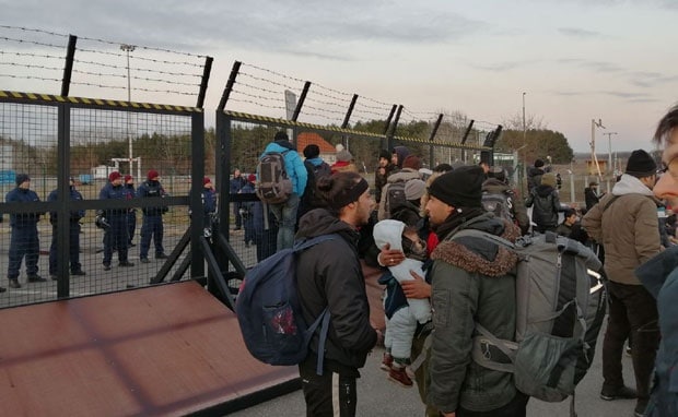 Мигранти преузели контролу над српском државном границом на Келебији