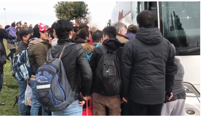 Пуни аутобуси: Ердоган дигао рампу да избеглице слободно улазе у Европу (видео)